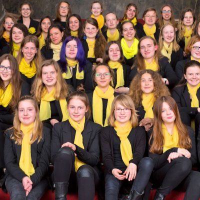 Schola Cantorum Mädchenchor sitzend