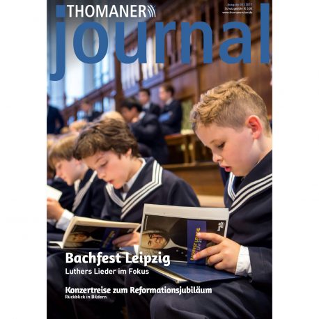 Thomaner auf der Chorempore der Thomaskirche lesen im Gesangsbuch.