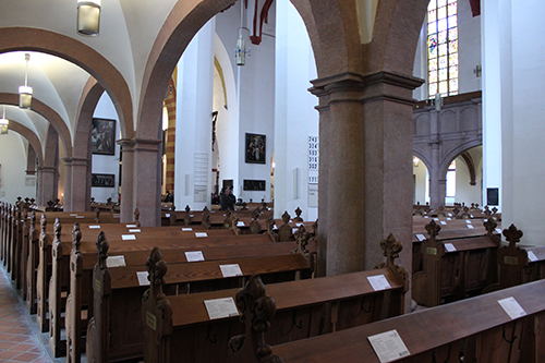 Sitze, Plätze und Bänke der Thomaskirche Leipzig zum Gottesdienst