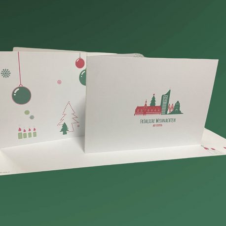 Weiße Weihnachtskarte Leipzig mit grüner Skyline von Leipzig.