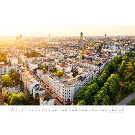 Kalenderblatt Monat Juli mit Leipziger Skyline, Blick über Innenstadt im sommerlichen Sonnenuntergang.